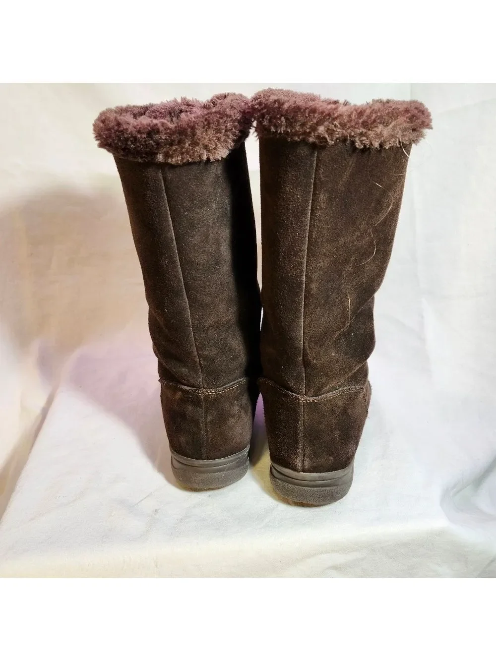 White Mountain vintage design faux sharpa lining suede leather w/cute pom poms